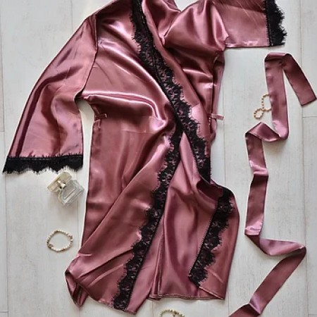 Женский атласный халат с кружевом под пояс 007 серо-розовый