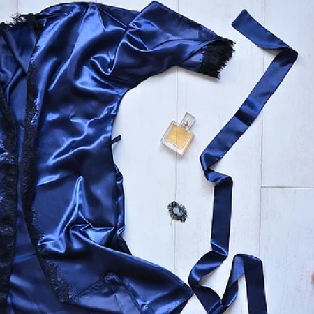 Женский атласный халат с кружевом под пояс 007 темно синий